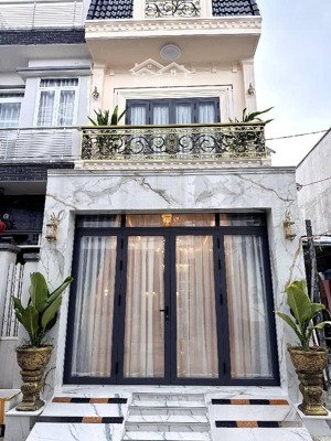 siêu phẩm nhà phố tân cổ điển 2 tầng sân thượng 4m*18m