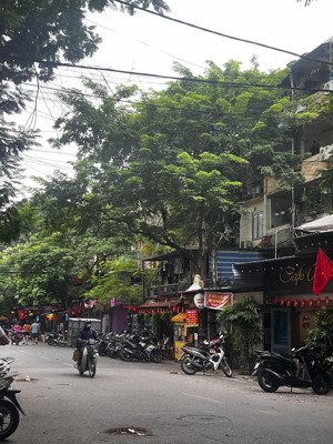 bán tập thể tầng 1. ô tô tránh.kinh doanh siêu đỉnh.105m2.vỉa hè rộng.full nội thất.giá 11tỷ