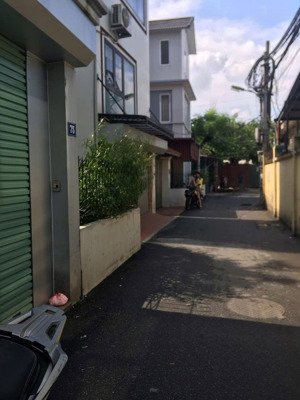 nhà 2 mặt thoáng,gần chợ,gần trường,sát kđt linh đàm,đại kim