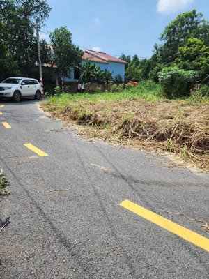 chủ cần tiền gấp bán lô góc bám đường giá chỉ 9tr/m. thuộc trung tâm phường tùng thiện. tx sơn tây