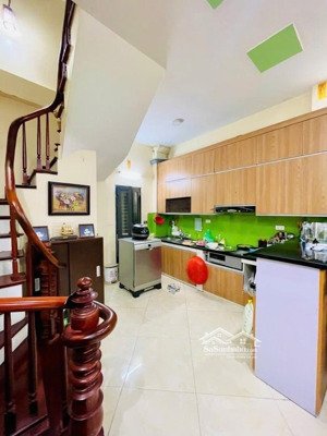 ngay ngã tư xã đàn lê duẩn _gần hồ cv thống nhất_thoáng sáng _sân xe riêng dt: 50m_5 tầng_9 tỷ c