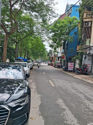 cho thuê nhà phố nguyễn đình hoàn ô tô tránh view sông, vỉa hè rộng giá rẻ nhất thị trường