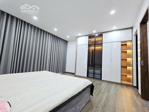 bán nhà thạch bàn - 6 tầng thang máy - ô tô vào nhà - cách 10m ra ô tô tránh.