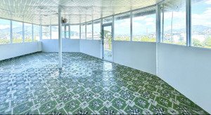 cho thuê tòa nhà 2 mặt tiền đối diện công viên, view sông, có thang máy, 11 phòng