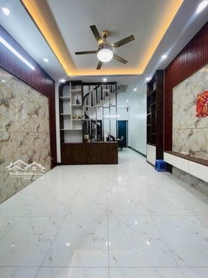 bán gấp nhà mới phố hoàng mai 5 tầng 42m2, ngõ 3 gác nông, ô tô đỗ cách 20m giá 7.35 tỷ.