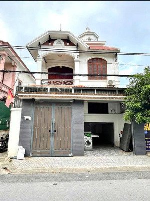 cho thuê biệt thự đỗ đức dục , dt200m, 3 tầng, căn góc mt10m, nhà đẹp, vào luôn, 120tr/tháng