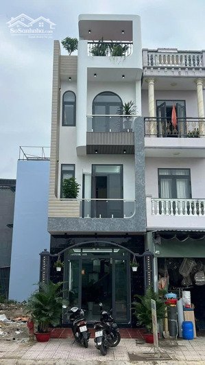 bán nhà mặt tiền đường nhựa thông buôn bán 3 lầu có thang máy