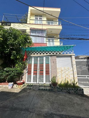 nhà 3 tầng còn rất mới hẻm hoà trung, gần trạm đăng kiểm ô tô