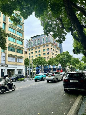 cần bán nhà mặt phố hai bà trưng, quận hoàn kiếm. dt 220m2 x 5t, mt 10m. vị trí đẹp đắc địa sầm uất