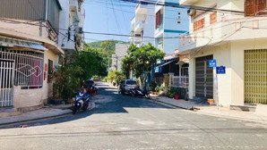 cho thuê nhà nguyên căn một trệt một lầu đường rộng 8m, gần biển nha trang