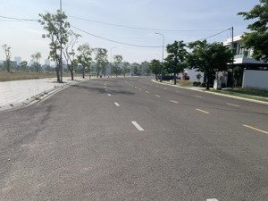 chủ ủy quyền em hoàn bán lô biệt thự 216m2, đường 27m, vỉa hè rộng 6m giá chỉ 37,5tr/m2.