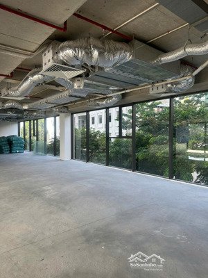 cho thuê văn phòng 120 m², kính lớn, làm 24/24 không phụ thu thêm phí. lh: 