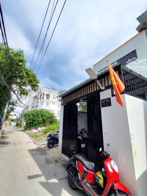 nhà hẻm ô tô, dt 4m x 16m, xd 1 trệt 1 lửng, giá chỉ 4 tỷ 980.