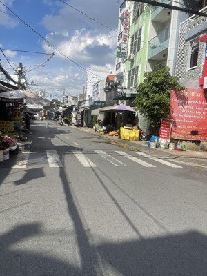 bán nhà lô góc mặt tiền sầm uất đang cho thuê 25tr/tháng dt 80m2 giá 8,4 tỷ