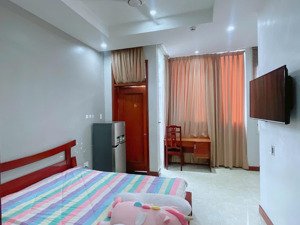 phòng full nội thất ngay sân bay có ban công free xe