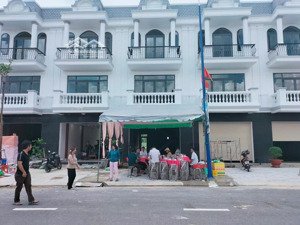 căn góc 3 tầng, 135m2 , mt đường 25m, khu đồng bộ cao cấp, sẵn hđ thuê 18tr/tháng