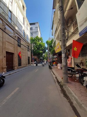 ( 17 tỷ ) bán nhà phân lô - ô tô vào nhà - ngõ 106 hoàng quốc việt - ngõ oto tránh - sổ đỏ 43,4m2