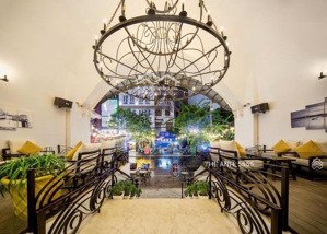 chuyển nhượng toà khách sạn view biển mỹ khê. đi bộ ra biển chỉ 150m. phố tây sầm uất