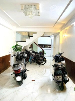 cầu giấy- yên hòa- ô tô qua nhà - gần ô tô tránh 5 m - sát chợ , đường láng , trường học các cấp