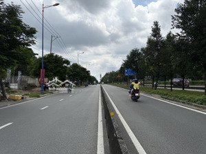 mặt tiền xa lộ hà nội. hiệp phú. q9. thông số hoa hậu. ngang 11.3m. chỉ 18 tỷ.