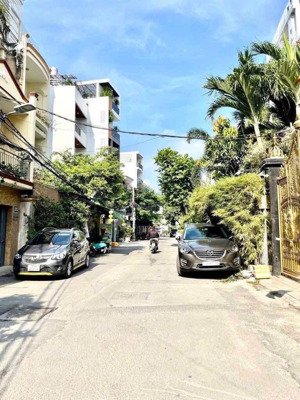 chính chủ cần bán căn biệt thự đẹp mê ly.đường trước nhà 12m.cách sân bay 15 phút chạy xe