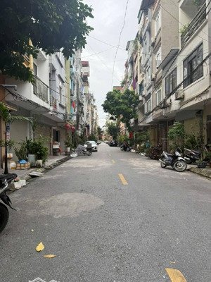 nhà phân lô rộng 70m2 - trước nhà ô tô tránh - sát phố ngô thì nhậm sầm uất - 10,3 tỷ