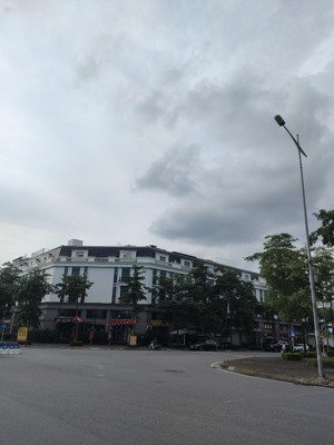 bán gấp liền kề thô easter park thạch bàn long biên 160m2, 5 tầng, 2 thoáng, view vườn hoa.