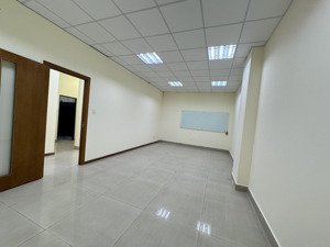 cho thuê mb ph. tân tiến. có thang máy, tầng hầm. giá thuê 20tr/tháng, 320m2. 5 phòng