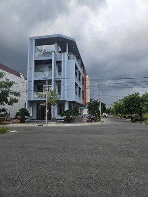 cho thuê tòa nhà văn phòng mới xây, ngay chợ hưng long, bình chánh