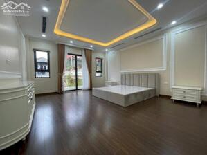 NHÀ VỊ TRÍ TRUNG TÂM, NGÕ THÔNG, GARA Ô TÔ, GẦN PHỐ, KINH DOANH SẦM UẤT PHỐ TRUNG KÍNH.