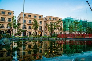 vũ yên- nhà biệt thự gần công viên, đi 10 bước chân. 100tr/m cho nhà biệt thự biển sau nhà.