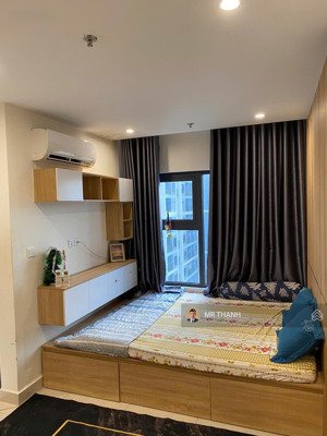 bán căn studio full nội thất, dt 30m2, đang có hđ thuê, sổ đỏ giá 1,56 tỷ công chứng trong ngày.