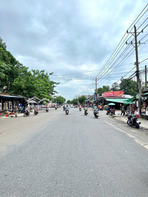 mặt tiền kính nổi sát bên lê hồng phong kinh doanh buôn bán tấp nập,diện tích :300m2 giá 10.9 tỷ