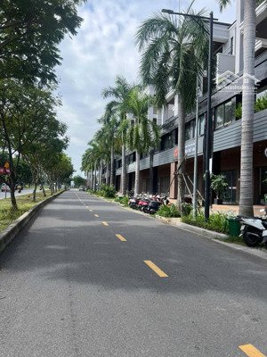 cần bán gấp shophouse, đã hoàn thiện cơ bản, siêu hot zeitgeist gs metrocity nhà bè.