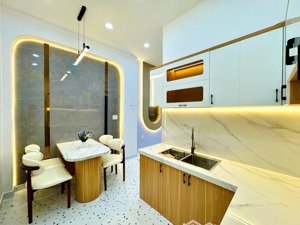 bán nhà huỳnh văn bánh sát mặt tiền, vuông vức, chỉ 5.25 tỷ tl