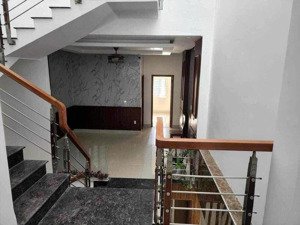 cho thuê nhà 3 tầng mặt tiền chính hữu. diện tích 90m2