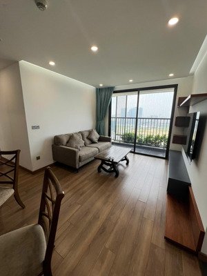 cho thuê căn hộ 2pn view hồ tây tòa 6th element gái rẻ nhất thị trường. lh 