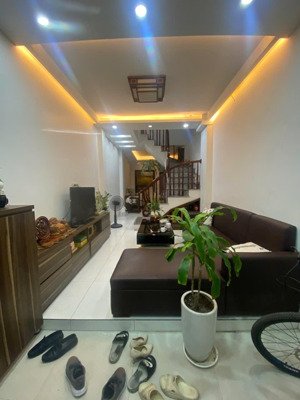 bán nhà phố cầu giấy- 1 nhà ra ô tô- dt: 37m2. nhà 3 tầng- giá chỉ: 9,5 tỷ. lh: 