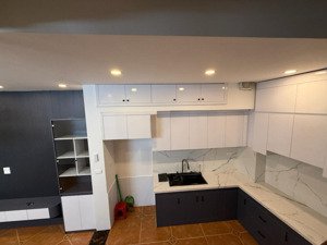 bán nhà cầu giấy- dt: 32 m2. nhà 5 tầng- giá chỉ: 10,8 tỷ. lh: 