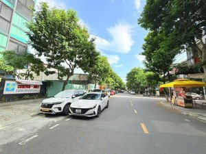 mặt tiền đường 10m5 hồ tùng mậu,cạnh hoàng thị loan. vị trí kinh doanh
s= 100m2 ( giá: 7.55 tỷ