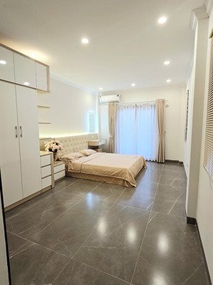 chính chủ cần bán nhanh căn nhà 5 tầng tại thạch bàn, long biên