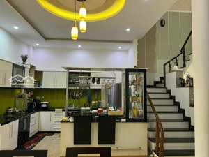 bán nhà 3 tầng gần biển nha trang, dt 213m2 (ngang 8m) hướng đông, có 5pn - giá bán: 9,5 tỷ