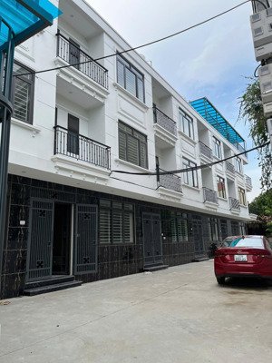 bán nhà mới 4 tầng 61m ở đại thành- quốc oai, ô tô đỗ cửa ngày đêm , ngay sát trục đường liên xã