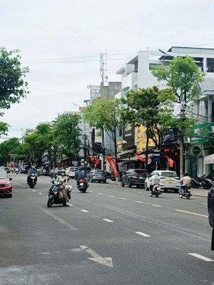 ngay trung tâm hành chính, kinh doanh sầm uất, sẵn hợp đồng cho thuê, mặt tiền đống đa chỉ 12.8 tỷ.