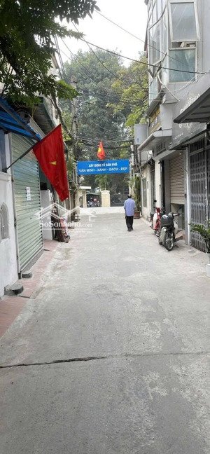 tôi bán nhà nghĩa tân -hoàng quốc việt,không quy hoạch, lô góc 3 thoáng ô tô tránh, mặt tiền gần 6m