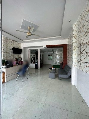 bán nhà mặt tiền kinh doanh ngai trung tâm hành chính dĩ an - bình dương. diện tích: 70m2 (5.2m x