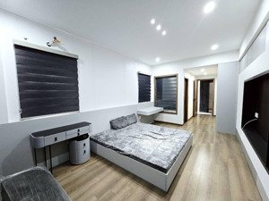 bán nhà cổ linh 50m x 6 tầng thang máy, gara ô tô, cách mặt phố 30m.