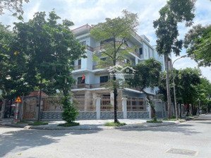 biệt thự lô góc giá đầu tư
230m 4 tầng
mặt tiền 25m đang kinh doanh cafe view vườn hoa rộng rãi