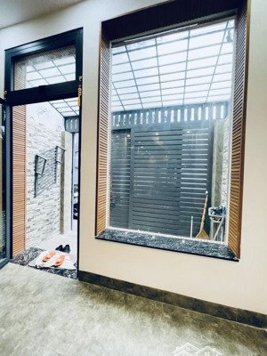 bán nhà mới 3 tầng đ. tôn thất thuyết thông ra tôn đản, nguyễn tất thành, gần trường học, chợ