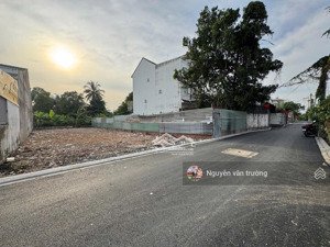 bán đất mặt tiền hẻm 224 vườn lài thông ra sông vàm thuật 5x30